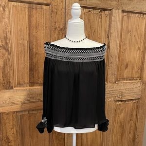 Off-the-shoulder Black and white dress shirt.